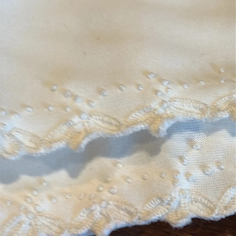 Elegant White Ivory Vintage 50s Gloves wrist length with embroidered Trim Sz 7